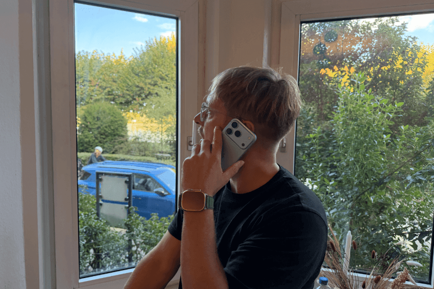 iPhone 18 Pro wird beim Telefonieren am Fenster im Alltag genutzt
